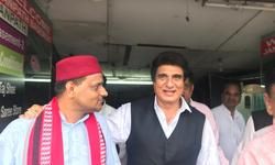 आज हजरतगंज में उत्तर प्रदेश कांग्रेस के प्रदेश अध्यक्ष राज बब्बर दीपक मिश्र को गले लगाते दिखे क्या कांग्रेस का भी रुझान मोर्चे के साथ दिख रहा, क्या एक नया गठबंधन बनेगा प्रदेश में...