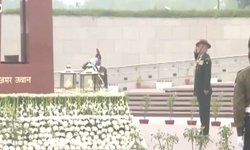 पदभार संभालने से पहले राष्ट्रीय युद्ध स्मारक पर शहीदों को श्रद्धांजलि देने पहुंचे जनरल बिपिन रावत।
