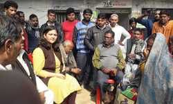 दुर्घटना मे मरे दोसगे भाईयों के घर पहुंची सपा नेत्री दुर्घटना मे मरे दोसगे भाईयों के घर पहुंची सपा नेत्री