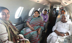 मुलायम सिंह प्राइवेट जेट से बहू अपर्णा, पत्नी साधना गुप्ता के साथ लखनऊ से सैफई पहुंचे, परिवार संग डाला वोट