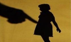 दिल्ली के स्कूल में घिनौनी हरकत! क्लास 1 की बच्ची का टॉयलेट में बलात्कार दिल्ली के स्कूल में घिनौनी हरकत! क्लास 1 की बच्ची का टॉयलेट में बलात्कार