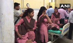 एटा: कस्तूरबा गांधी स्कूल के 40 से अधिक छात्र मिड डे मील दोपहर के भोजन के बाद फ़ूड प्वाजिनिंग से ग्रसित अस्पताल में भर्ती कराया गया