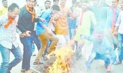 फिल्म पद्मावती के विरोध में जलाया भंसाली का पुतला फिल्म पद्मावती के विरोध में जलाया भंसाली का पुतला