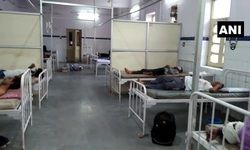 मध्य प्रदेश के गुना में कल रात प्रवासी मजदूरों से भरी ट्रक और बस में टक्कर हो गई। आठ मजदूरों की मौत हो गई और 50 घायल हो गए। सभी 8 मारे गए मजदूर महाराष्ट्र से यूपी में अपने गृहनगर जा रहे थे। मध्य प्रदेश के गुना में कल रात प्रवासी मजदूरों से भरी ट्रक और बस में टक्कर हो गई। आठ मजदूरों की मौत हो गई और 50 घायल हो गए। सभी 8 मारे गए मजदूर महाराष्ट्र से यूपी में अपने गृहनगर जा रहे थे।