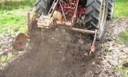 बालक ट्रैक्टर से गिरा और रोटावेटर के चपेट आकर टुकड़े-टुकड़े हो गया बालक ट्रैक्टर से गिरा और रोटावेटर के चपेट आकर टुकड़े-टुकड़े हो गया