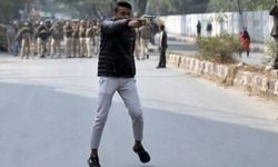 कोई भटका हुआ लड़का है, गोपाल! कोई भटका हुआ लड़का है, गोपाल!