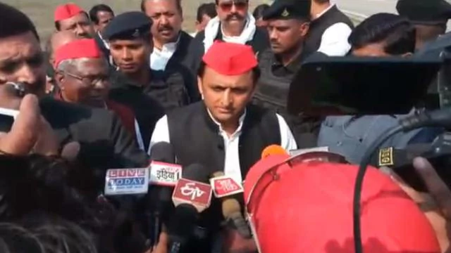 योगी सरकार पर अखिलेश ने साधा निशाना, कहा- बच्चों को नकल से रोक दिया, खुद कर रहे नकल