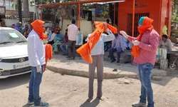 प्रधानमंत्री का संदेश और राजनीतिक दलों में गमछा बांधने की प्रतिस्पर्धा