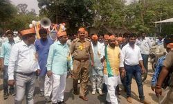 रायबरेली: भगवा रंग में रंगी जिले की पुलिस, एसओ ने जुलूस में बीजेपी की टोपी लगाई, सरेनी थानाध्यक्ष राकेश सिंह ने टोपी पहनी, बीजेपी MLA धीरेंद्र सिंह के साथ जुलूस में पहनी टोपी रायबरेली: भगवा रंग में रंगी जिले की पुलिस, एसओ ने जुलूस में बीजेपी की टोपी लगाई, सरेनी थानाध्यक्ष राकेश सिंह ने टोपी पहनी, बीजेपी MLA धीरेंद्र सिंह के साथ जुलूस में पहनी टोपी