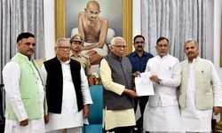 समाजवादी नेताओं ने गवर्नर से मिल कर विधायक ललई यादव पर दर्ज मुक़दमे वापस लेने की मांग की।-जेपी यादव समाजवादी नेताओं ने गवर्नर से मिल कर विधायक ललई यादव पर दर्ज मुक़दमे वापस लेने की मांग की।-जेपी यादव