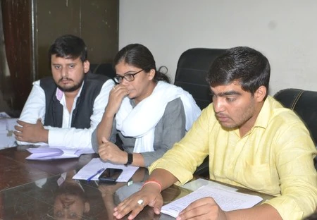 छात्राओं को पीटने वाले पुलिसकर्मी हों बर्खास्त