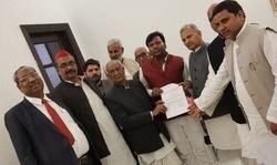 आज समाजवादी पार्टी के प्रदेश कार्यालय में गोरखपुर लोकसभा उपचुनाव के प्रत्याशी इ. प्रवीणकुमार निषाद को ए. बी फार्म देते हुए. सपा प्रदेश अध्यक्ष नरेशउत्तम , एवं राजेश यादव राजू एमएलसी बाराबंकी.