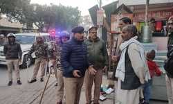 सीओ सैफई व एसओ बसरेहर ने किया कस्बे में पैदल गश्त सीओ सैफई व एसओ बसरेहर ने किया कस्बे में पैदल गश्त