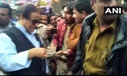 समाजवादी पार्टी ने रामपुर में किया पकौड़ा प्रदर्शन, आजम खान भी रहे मौजूद।