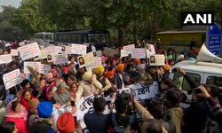 दिल्ली: अकाली दल और दिल्ली सिख गुरुद्वारा प्रबंधक कमेटी ने कल ननकाना साहिब में भीड़ के हमले को लेकर पाकिस्तान के खिलाफ विरोध प्रदर्शन किया