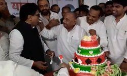 फिरोजाबाद: प्रो. रामगोपाल यादव का जन्मदिन कार्यक्रम, सपा संरक्षक मुलायम सिंह यादव ने काटा केक, मुलायम सिंह ने रामगोपाल को खिलाया केक, रामगोपाल ने भी मुलायम सिंह को खिलाया केक।