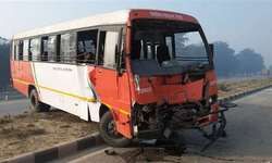 मिर्जामुराद के पास हाइवे पर रोडवेज बस और ट्रक की टक्‍कर में चार यात्री गंभीर रूप से घायल