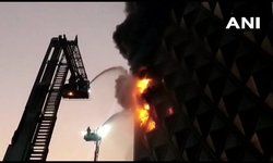 सूरत के रघुवीर मार्केट में लगी भीषण आग, मौके पर दमकल की 40 गाड़ियां