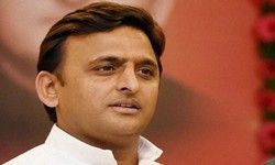 वाराणसी पहुंचे अखिलेश यादव, एयरपोर्ट पर स्वागत के दौरान धक्का-मुक्की