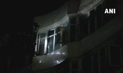 दिल्ली: करोल बाग में होटल अर्पित पैलेस में आग लग गई। दमकल की गाड़ियां मौके पर। होटल में लगी भीषण आग, लोग खिड़की से कूदे, एक की मौत दिल्ली: करोल बाग में होटल अर्पित पैलेस में आग लग गई। दमकल की गाड़ियां मौके पर। होटल में लगी भीषण आग, लोग खिड़की से कूदे, एक की मौत