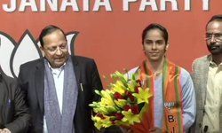 बैडमिंटन खिलाड़ी #SainaNehwal  BJP में, साइना नेहवाल ने बीजेपी ज्वाइन की