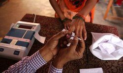 प्रतापगढ़ :  EVM हुई खराब रुका मतदान.रामपुर खास विधानसभा के बूथसंख्या 16 का मामला