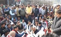 इटावा :   प्रगतिशील समाजवादी पार्टी के राष्ट्रीय अध्यक्ष शिवपाल सिंह यादव मण्डी सचिव की घूसखोरी दलाली से  परेशान व्यापारियों की मांग को लेकर धरने पर बैठे