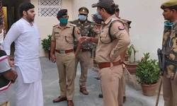 प्रयागराज: फरार बेटे व भाई की तलाश में बाहुबली पूर्व सांसद अतीक अहमद के घर छापेमारी प्रयागराज: फरार बेटे व भाई की तलाश में बाहुबली पूर्व सांसद अतीक अहमद के घर छापेमारी