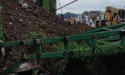 बारिश के चलते लखनऊ-कानपुर नैशनल हाइवे पर कानपुर में जाजमऊ टीले का एक हिस्सा ढहा। कई गाड़ियां मलबे में दबीं, पुलिस टीम मौके पर पहुंची। यातायात प्रभावित।