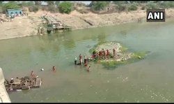 राजस्थान के बूंदी में भीषण सड़क हादसा, बारातियों से भरी बस पुल से नीचे गिरी, भीषण हादसे में 18 लोगों की मौत हुई, अबतक 18 लोगों के शव बाहर निकाले गए।