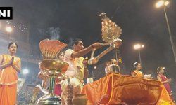 गंगा दशहरा के अवसर पर वाराणसी के दशाश्वमेध घाट पर विशेष आरती की गई।