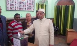 मुरादाबाद नगर निगम कार्यकारिणी चुनाव में अपने मत का प्रयोग करते हुए। हाजी इकराम क़ुरैशी, विधायक मुरादाबाद देहात।