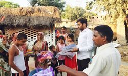 सपा नेता सिद्धार्थ मिश्र ने अग्निपीड़ितों को बांटी साड़ी सपा नेता सिद्धार्थ मिश्र ने अग्निपीड़ितों को बांटी साड़ी