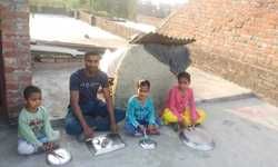 भदोही - कोरोना को भगाने में जुटे लोगों के सम्मान में शाम 5 बजते ही लोग घरों के सामने बजाने लगें थालियां और तालियां