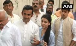 पूर्वी दिल्ली के बीजेपी कैंडिडेट गौतम गंभीर ने ओल्ड राजिंदर नगर में एक पोलिंग बूथ पर अपना वोट डाला। वह AAP के आतिशी और कांग्रेस के अरविंदर सिंह लवली के खिलाफ हैं