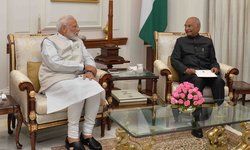 केंद्रीय कैबिनेट की बैठक खत्म होने के बाद प्रधानमंत्री नरेंद्र मोदी राष्ट्रपति रामनाथ कोविंद से मिलने पहुंचे हैं. यहां वो उनसे 16वीं लोकसभा को भंग करने की अनुशंसा करेंगे.