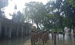 बहराइच- बाढ़ प्रभावित बौंडी थाना में स्वतंत्रता दिवस पर तिरंगा को सलामी देते पुलिस कर्मी। बहराइच- बाढ़ प्रभावित बौंडी थाना में स्वतंत्रता दिवस पर तिरंगा को सलामी देते पुलिस कर्मी।