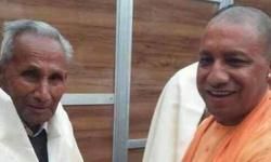 बेटे से मिलने कार्यक्रम में पहुंच गए CM योगी के पिता