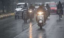 बूंदाबांदी के बाद मौसम का फिर बदला मिजाज, फसलों को नुकसान; लखनऊ में फिर लुढ़का पारा