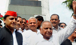 लखनऊ : सपा दफ्तर में मुलायम सिंह यादव ने केक काटा, सपा नेताओं ने मुलायम को जन्मदिन की बधाई दी..पार्टी कार्यालय में कार्यकर्ताओं के बीच उनके जन्मदिवस पर केक काटा गया लखनऊ : सपा दफ्तर में मुलायम सिंह यादव ने केक काटा, सपा नेताओं ने मुलायम को जन्मदिन की बधाई दी..पार्टी कार्यालय में कार्यकर्ताओं के बीच उनके जन्मदिवस पर केक काटा गया