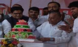 बधाई देने पहुंचे मुलायम सिंह ने कहा, सपा की नीति सबसे अच्छी.. प्रोफेसर बोले ..जो कुछ हूं, नेताजी की बदौलत