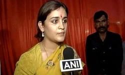 सपा नोटबंदी के विरोध में काला दिवस मना रही है. लेकिन इसके उलट मुलायम की छोटी बहू ने दी नसीहत सपा नोटबंदी के विरोध में काला दिवस मना रही है. लेकिन इसके उलट मुलायम की छोटी बहू ने दी नसीहत