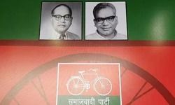 दलितों के नेता की भूमिका में अखिलेश