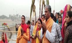 यूपी की बेसिक शिक्षा मंत्री अनुपमा जायसवाल और राज्यसभा सदस्य अशोक बाजपेयी ने लक्ष्मण मेला मैदान पर अर्घ्य दिया