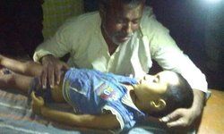 गोंडा: यूपी के मंत्री के काफिले से कुचलकर बच्चे की हुई थी मौत, सपा ने परिजनों को दी 2.50 लाख रुपए की आर्थिक मदद। गोंडा: यूपी के मंत्री के काफिले से कुचलकर बच्चे की हुई थी मौत, सपा ने परिजनों को दी 2.50 लाख रुपए की आर्थिक मदद।