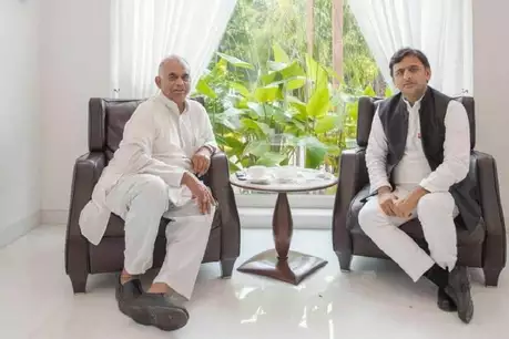 पुराने नेताओं को निकालकर सपा को खत्म करने पर आमादा हैं राम गोपाल पुराने नेताओं को निकालकर सपा को खत्म करने पर आमादा हैं राम गोपाल