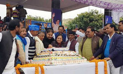 आजमगढ़ : बसपा मुखिया मायावती के जन्मदिन 64 किलो केक काटकर मनाया गया