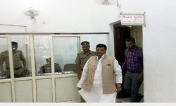 किसान को लेकर एसएसपी से मिलने पहुंचे शिवपाल किसान को लेकर एसएसपी से मिलने पहुंचे शिवपाल