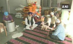 गुजरात: कोरोनावायरस के कारण लॉकडाउन के बीच अहमदाबाद में गुरुद्वारा गोबिंद धाम में भक्तों द्वारा जरूरतमंदों के लिए तैयार किए जा रहे भोजन के पैकेट।