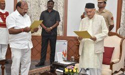 कालिदास कोलंबर ने प्रोटेम स्पीकर पद की शपथ ले ली है. उन्होंने राज्यपाल ने मंगलवार शाम शपथ दिलाई.